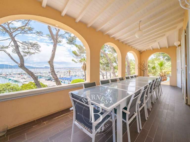 Villa Saint-Raphaël - 8 bedrooms - 352m²