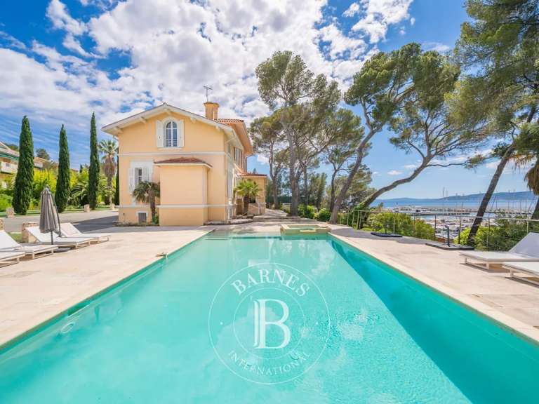 Villa Saint-Raphaël - 8 bedrooms - 352m²