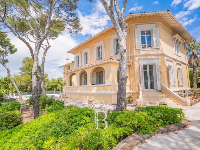 Villa Saint-Raphaël - 8 bedrooms - 352m²