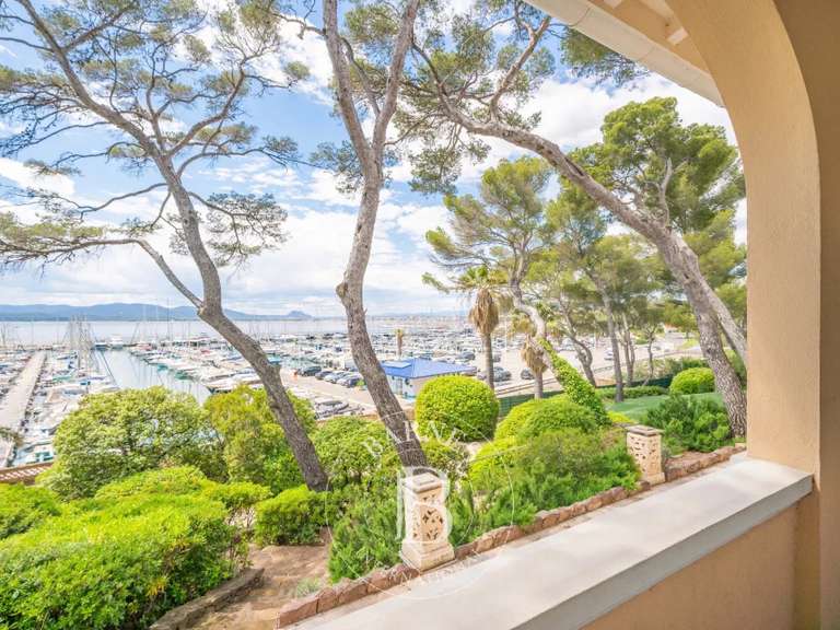 Villa Saint-Raphaël - 8 bedrooms - 352m²