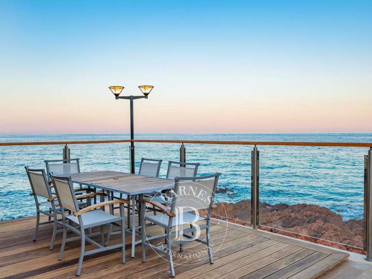 Villa Saint-Raphaël - 3 bedrooms - 229m²