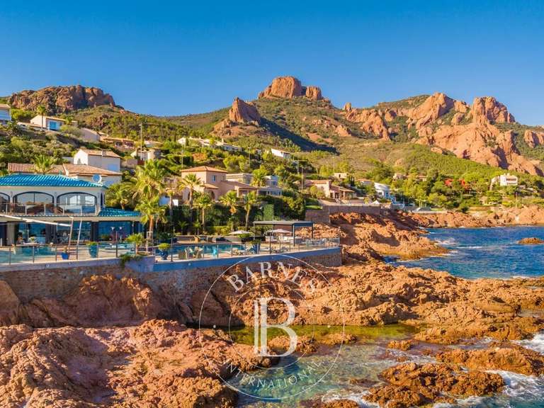 Villa Saint-Raphaël - 3 bedrooms - 229m²