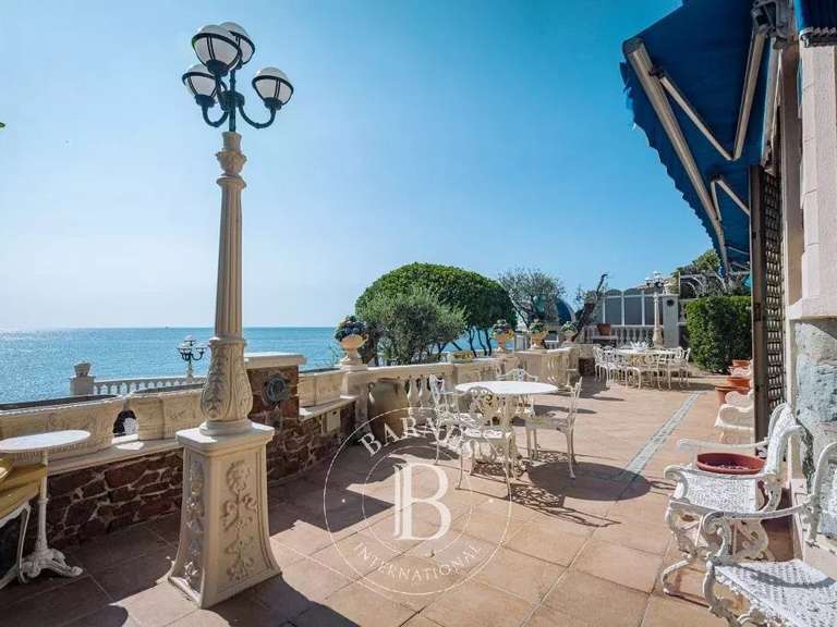 Villa Saint-Raphaël - 4 bedrooms - 340m²