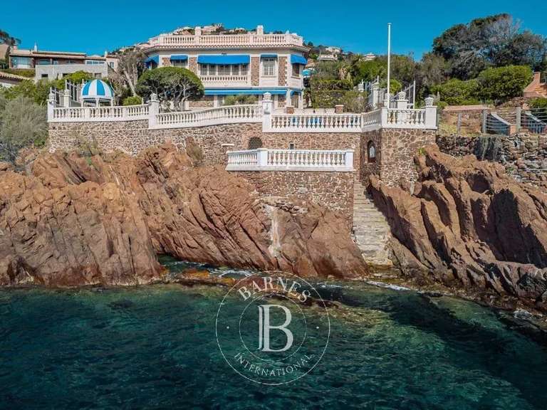 Villa Saint-Raphaël - 4 bedrooms - 340m²
