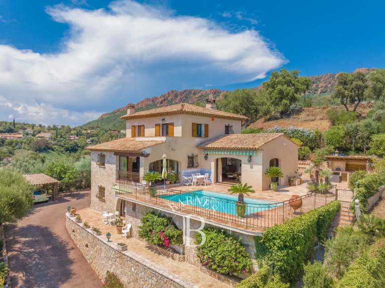 Villa Saint-Raphaël - 5 bedrooms - 230m²