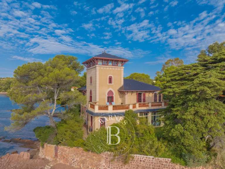 Villa Saint-Raphaël - 8 chambres - 450m²