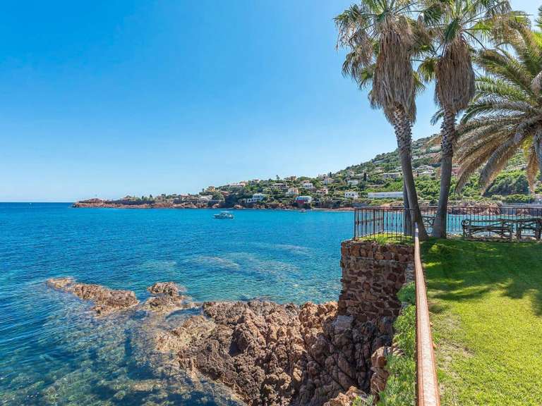 Villa Saint-Raphaël - 5 bedrooms - 275m²