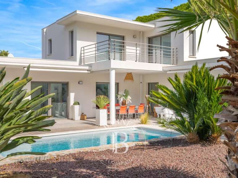 Villa Saint-Raphaël - 3 chambres - 312m²