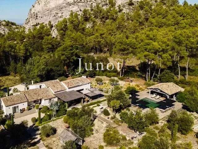 House Saint-Rémy-de-Provence - 4 bedrooms - 7000m²