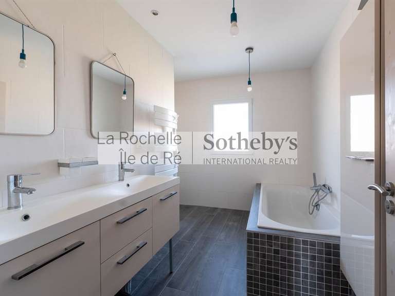 Maison Saint-Rogatien - 4 chambres - 236m²