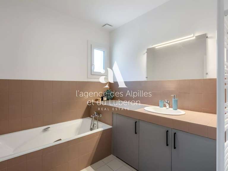 Maison Saint-Saturnin-lès-Apt - 3 chambres - 10188m²