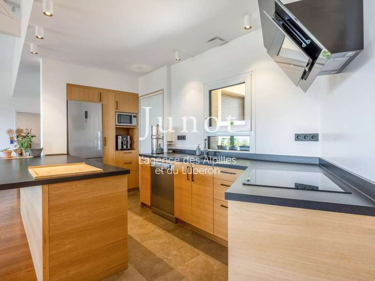 Maison Saint-Saturnin-lès-Apt - 3 chambres - 188m²