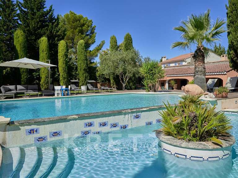 Maison Saint-Saturnin-lès-Avignon - 6 chambres - 450m²