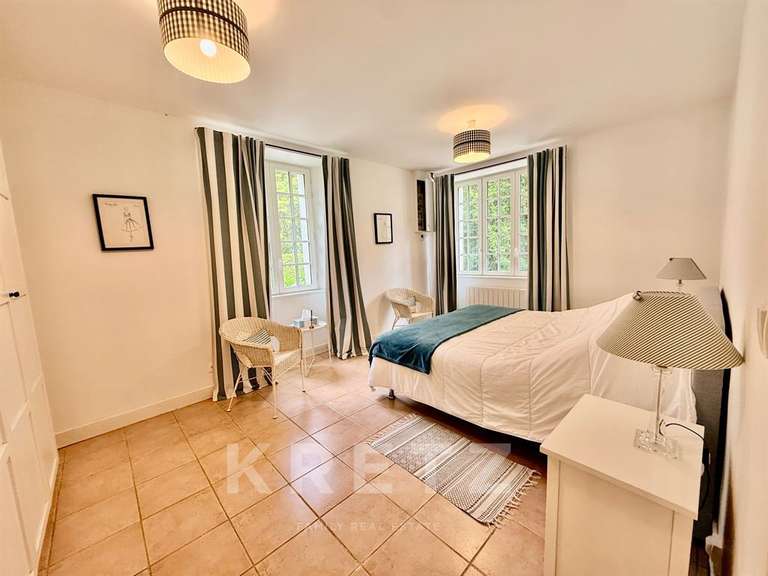 Château Saint-Sauveur-Villages - 13 chambres - 911m²