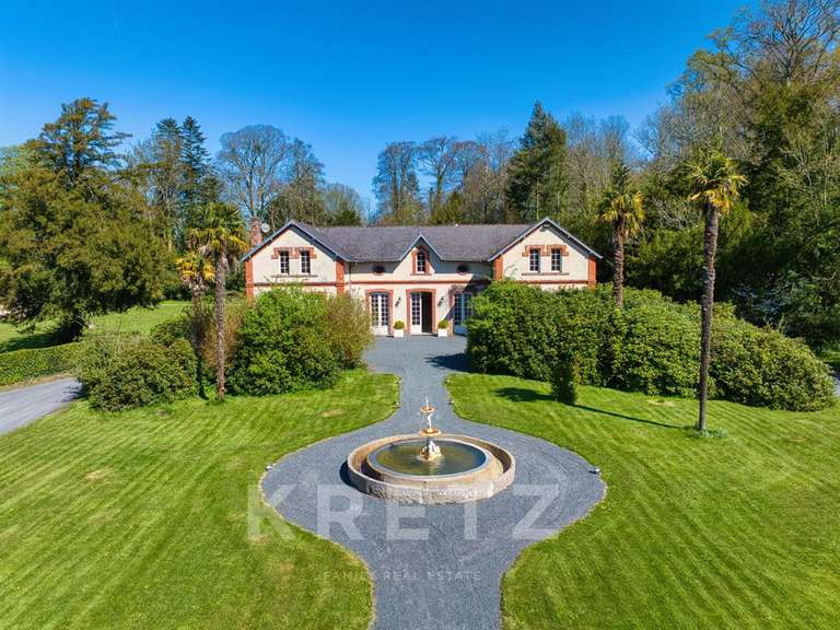 Château Saint-Sauveur-Villages - 13 chambres - 911m²