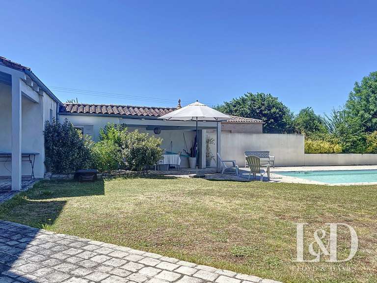 Maison Saint-Sulpice-de-Royan - 3 chambres - 203m²