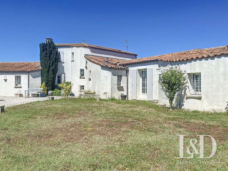 Maison Saint-Sulpice-de-Royan - 3 chambres - 203m²