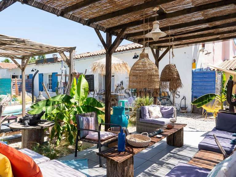 Maison Saint-Sulpice-de-Royan - 11 chambres - 530m²