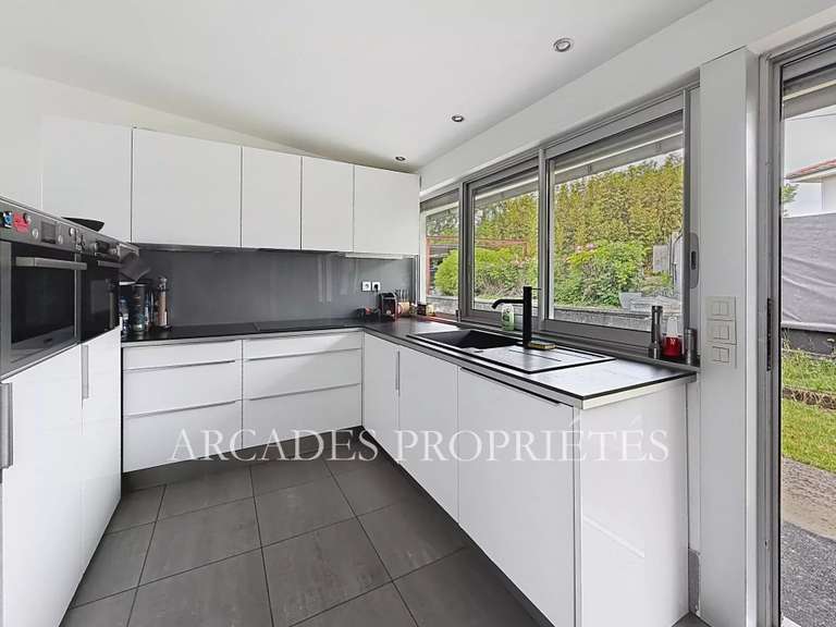 Maison Saint-Sulpice-et-Cameyrac - 4 chambres - 7500m²