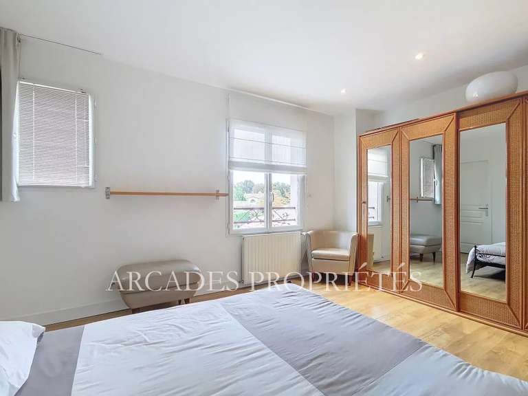 Maison Saint-Sulpice-et-Cameyrac - 5 chambres - 343m²