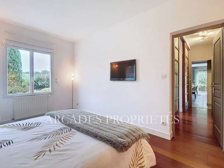 Maison Saint-Sulpice-et-Cameyrac - 5 chambres - 343m²