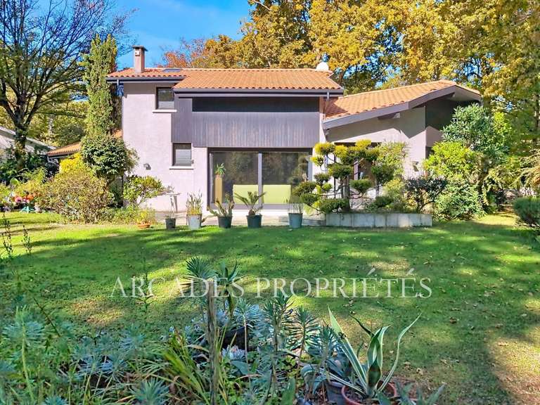 Maison Saint-Sulpice-et-Cameyrac - 2 chambres - 159m²