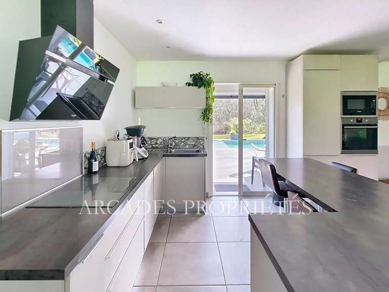 Maison Saint-Sulpice-et-Cameyrac - 5 chambres - 212m²