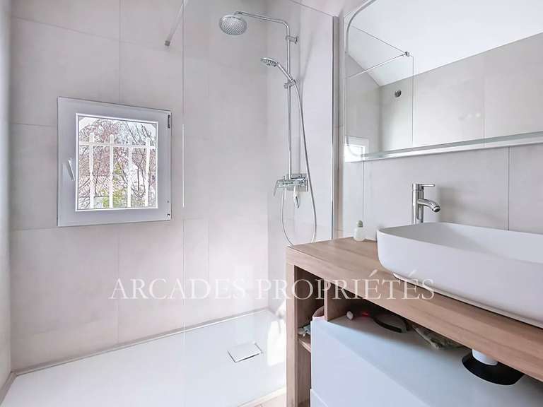 Maison Saint-Sulpice-et-Cameyrac - 5 chambres - 212m²