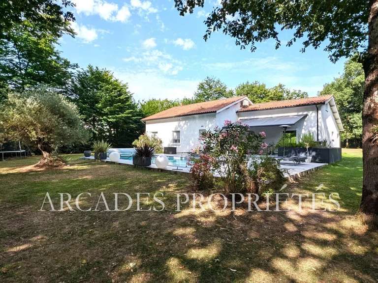 Maison Saint-Sulpice-et-Cameyrac - 5 chambres - 212m²