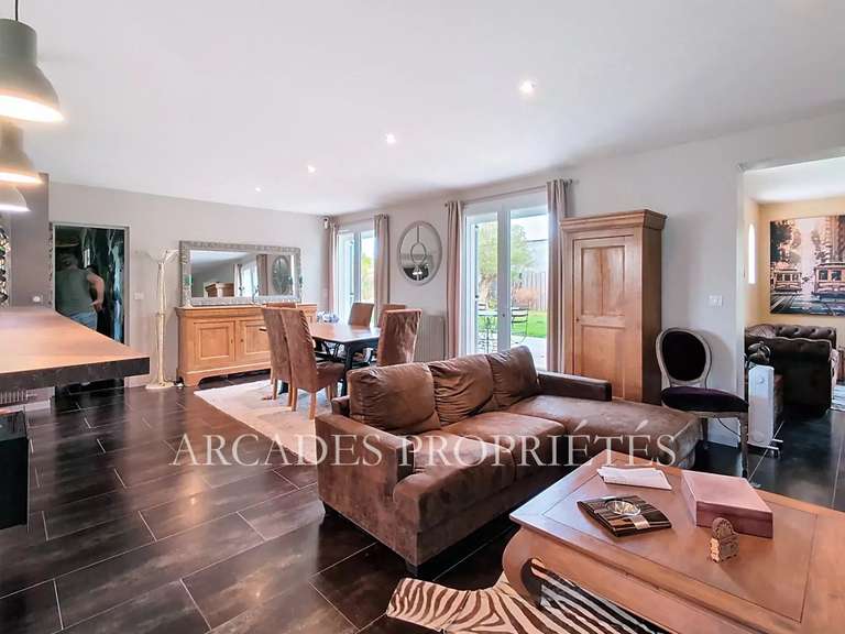 Maison Saint-Sulpice-et-Cameyrac - 3 chambres - 283m²