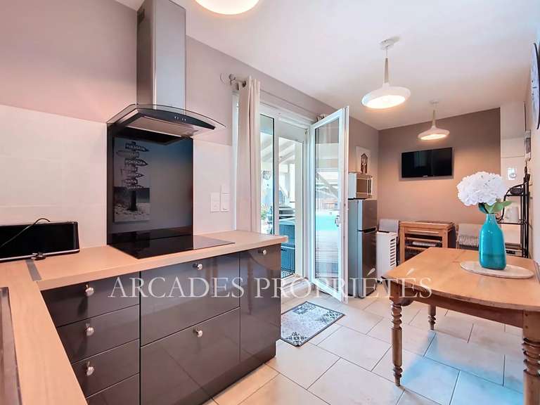 Maison Saint-Sulpice-et-Cameyrac - 3 chambres - 283m²