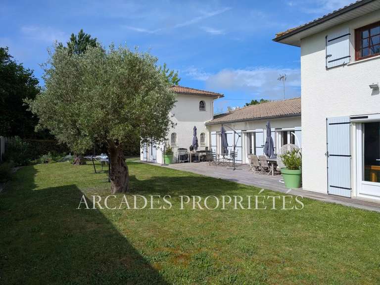 Maison Saint-Sulpice-et-Cameyrac - 3 chambres - 283m²