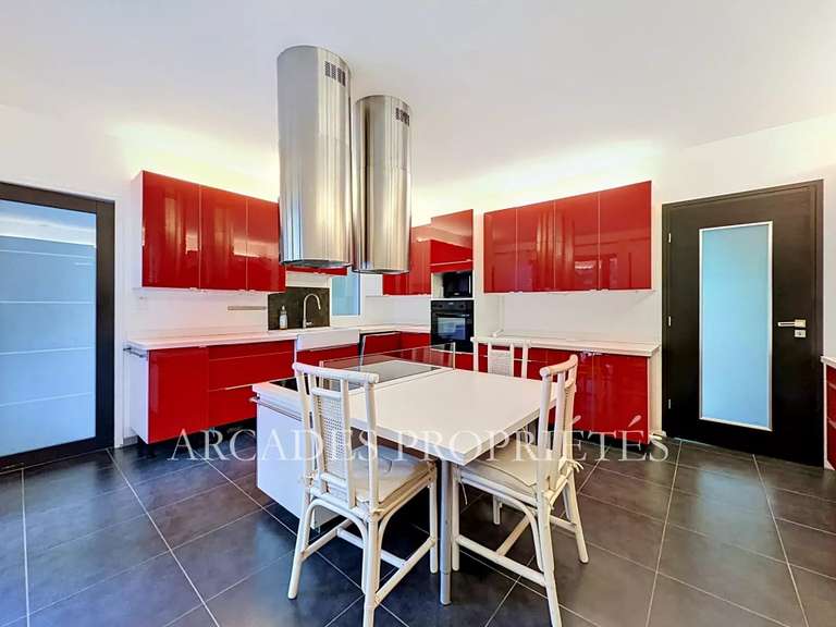 Maison Saint-Sulpice-et-Cameyrac - 3 chambres - 297m²