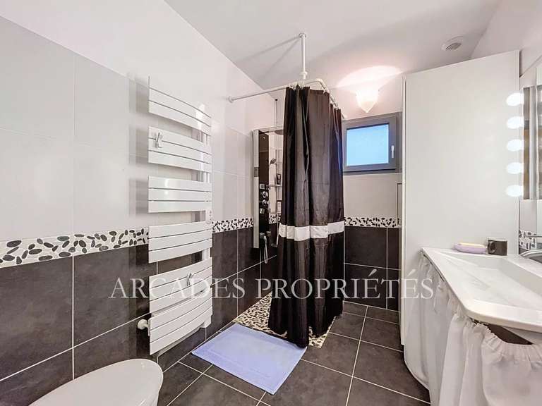 Maison Saint-Sulpice-et-Cameyrac - 3 chambres - 297m²