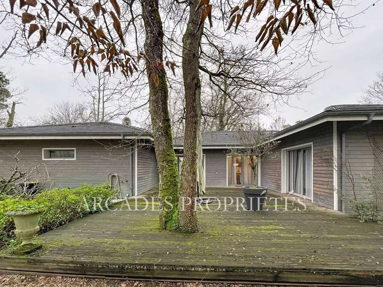 Maison Saint-Sulpice-et-Cameyrac - 3 chambres - 297m²