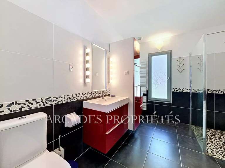 Maison Saint-Sulpice-et-Cameyrac - 3 chambres - 297m²