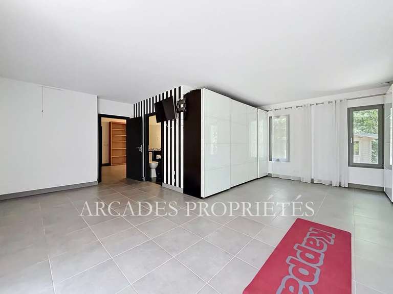 Maison Saint-Sulpice-et-Cameyrac - 3 chambres - 297m²