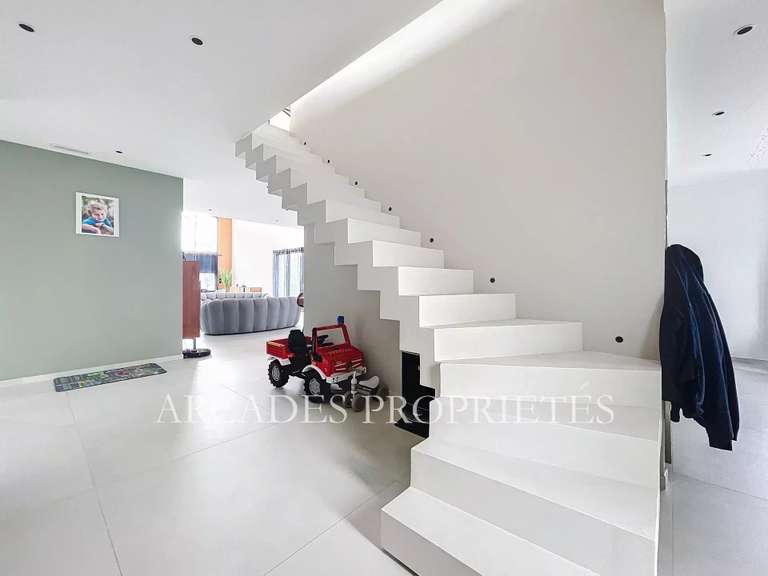 Maison Saint-Sulpice-et-Cameyrac - 4 chambres - 250m²