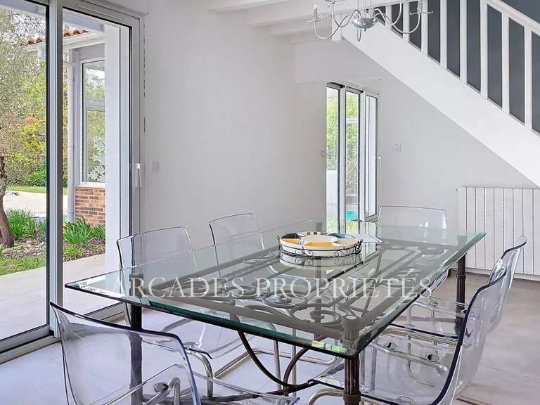 Maison Saint-Sulpice-et-Cameyrac - 4 chambres - 209m²