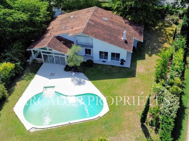 Maison Saint-Sulpice-et-Cameyrac - 4 chambres - 209m²