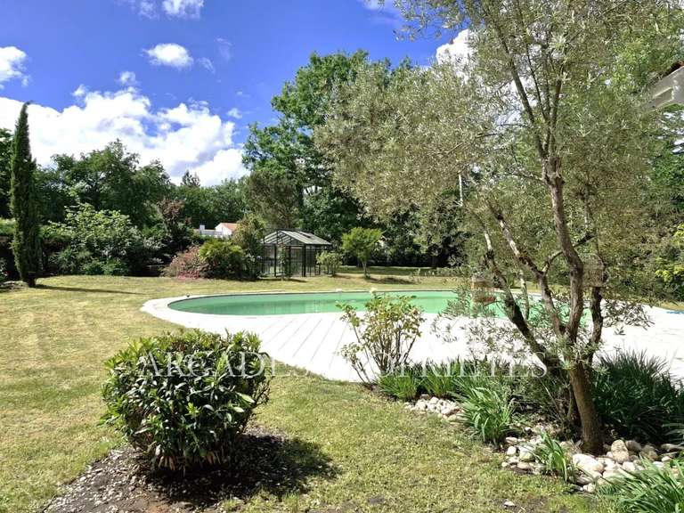 Maison Saint-Sulpice-et-Cameyrac - 4 chambres - 209m²