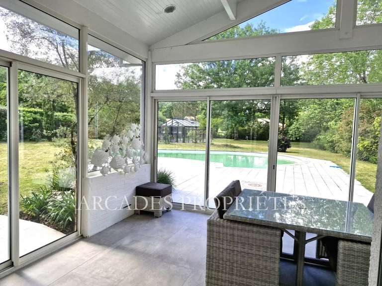 Maison Saint-Sulpice-et-Cameyrac - 4 chambres - 209m²
