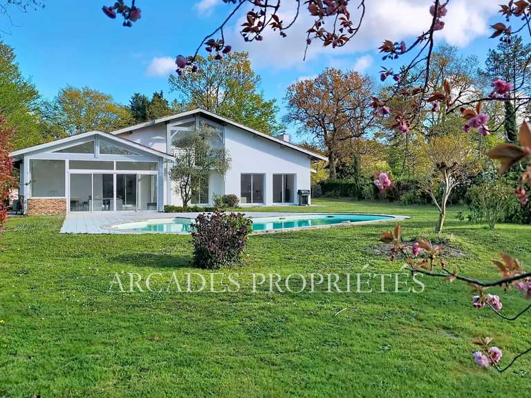 Maison Saint-Sulpice-et-Cameyrac - 4 chambres - 209m²