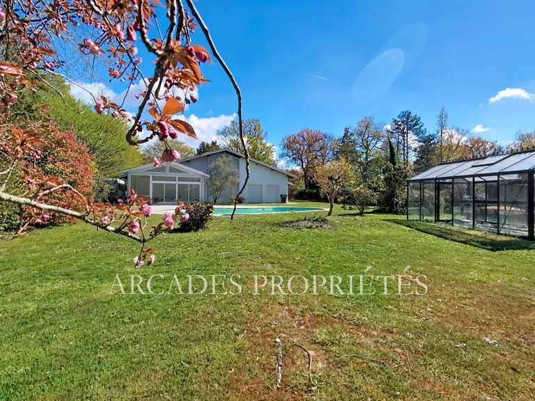 Maison Saint-Sulpice-et-Cameyrac - 4 chambres - 209m²