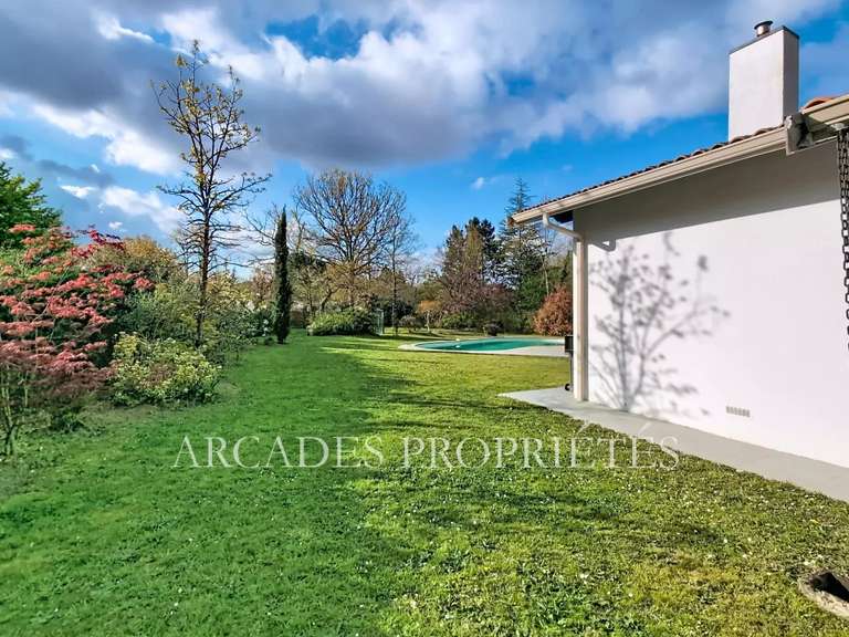 Maison Saint-Sulpice-et-Cameyrac - 4 chambres - 209m²