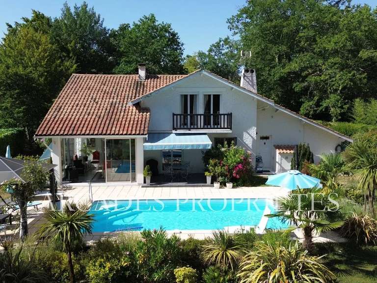 Maison Saint-Sulpice-et-Cameyrac - 4 chambres - 204m²
