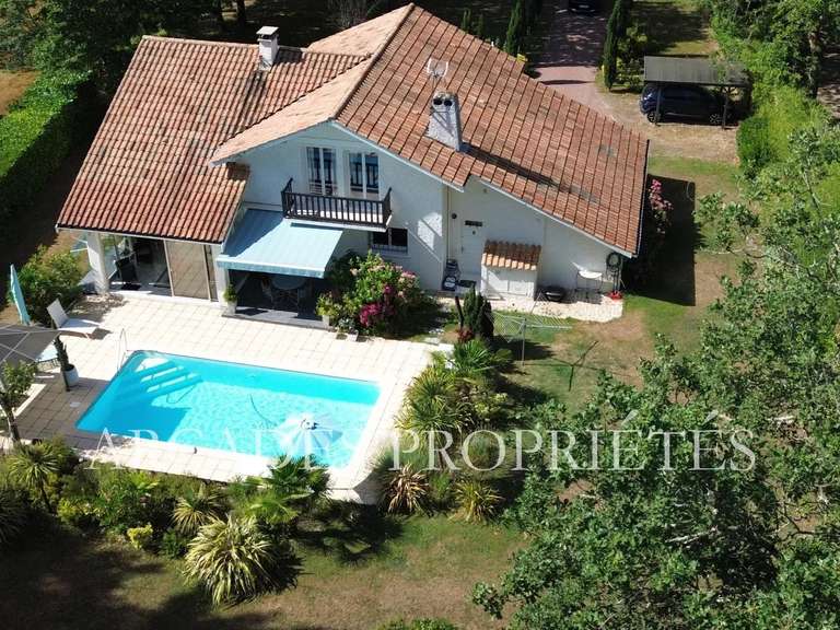 Maison Saint-Sulpice-et-Cameyrac - 4 chambres - 204m²