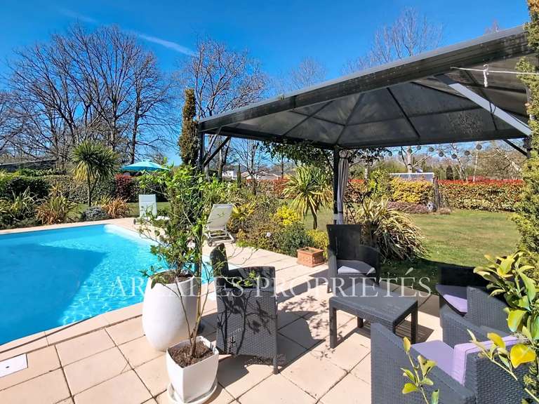 Maison Saint-Sulpice-et-Cameyrac - 4 chambres - 194m²