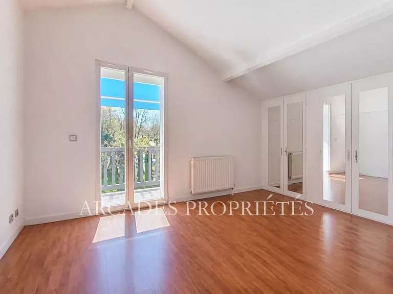 Maison Saint-Sulpice-et-Cameyrac - 4 chambres - 204m²
