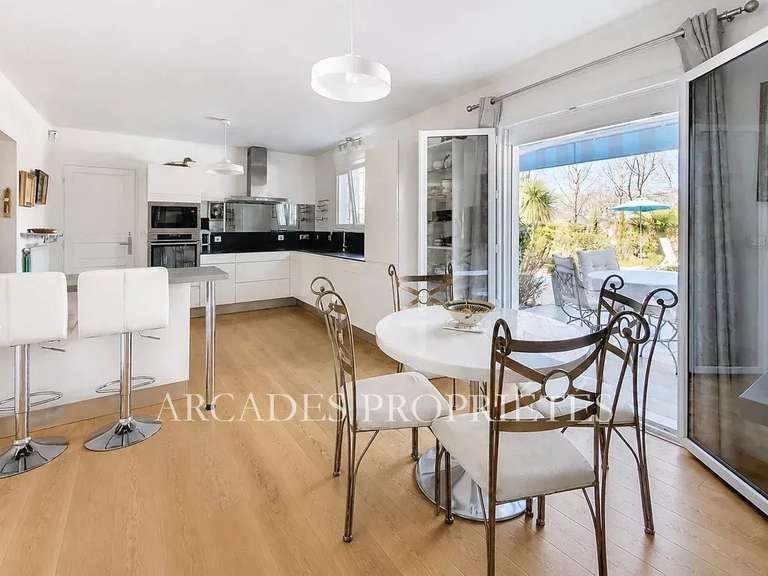 Maison Saint-Sulpice-et-Cameyrac - 4 chambres - 204m²